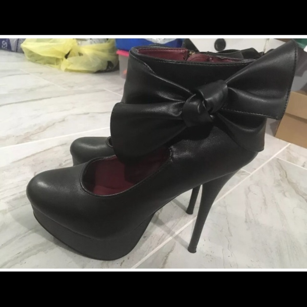 Women’s black bow heels size 7 New with box
